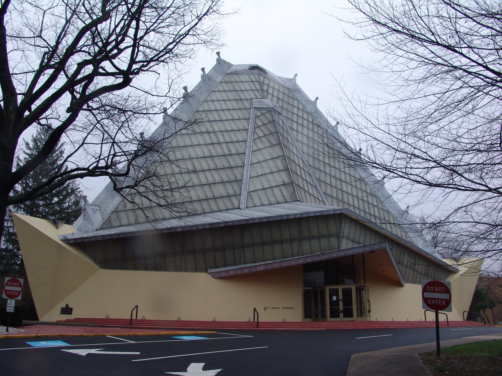 [frank+lloyd+wright+beth+sholom+synagogue1.JPG]
