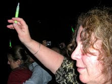 mutti (les) lights a thin green candle during "suzanne"