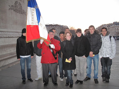 Ravivage de la flamme à l'arc de triomphe