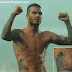 David Beckham tatua a imagem de Jesus Cristo no corpo