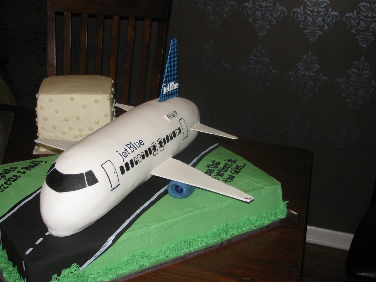 Tabbycakes JetBlue airplane cake