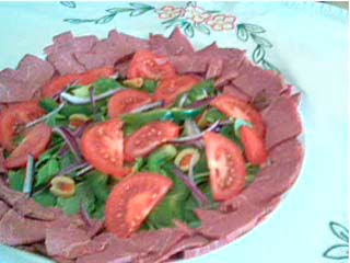 Köttsallad med ruccola, tomater, rödlök, paprika och oliver