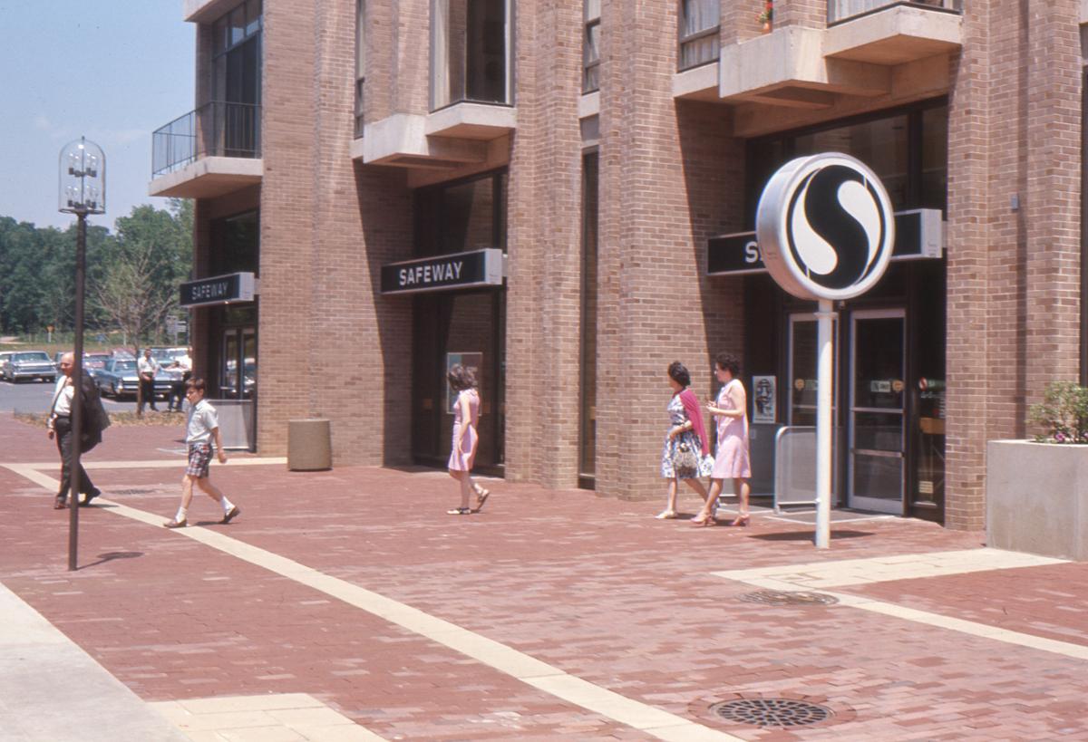Glendale Mall Entrance, 1988 - Manufacturing, Construction, and Business -  Indiana Historical Society Digital Images