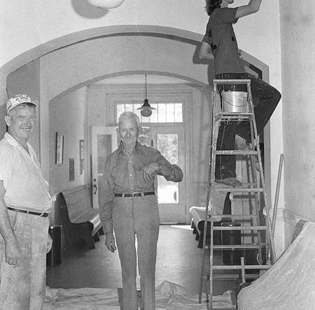 Bill Ricks of Soperton 1975 The Henrys Paint the Courthouse