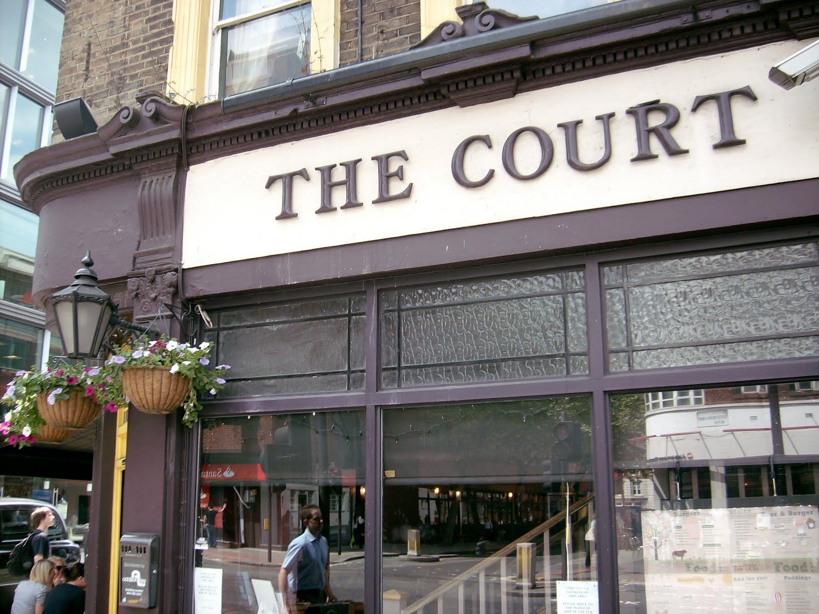 come dine with me... eating in London, Tottenham Court Road... [GB]