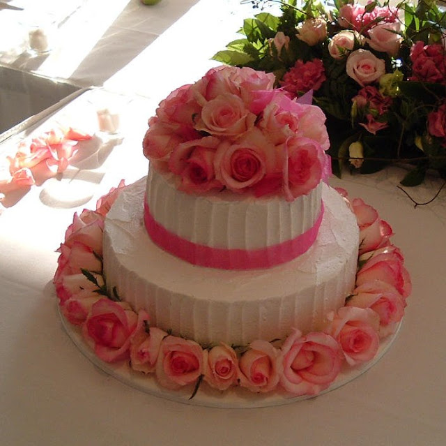 Wedding Cake Enchantress: Fresh Flowers on wedding cakes ...