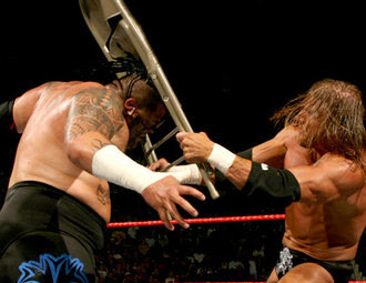 La muerte de Umaga afectar lo que ocurra en el PPV TLC 2009 de WWE? Hhh+umaga+feudo+pique