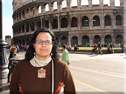 Frente al Colosseo