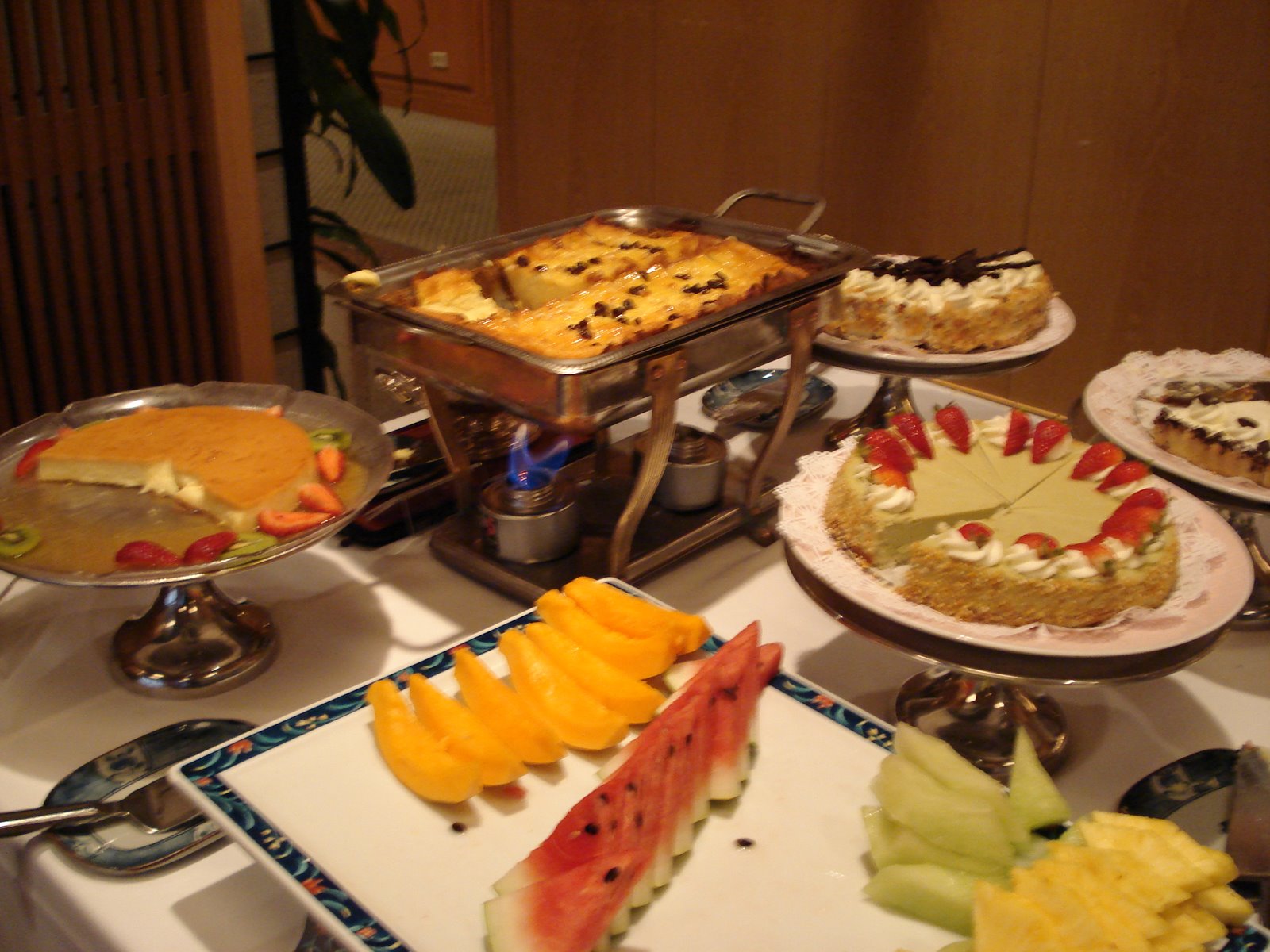 [Desserts+including+bread+pudding+and+green+tea+cake.JPG]