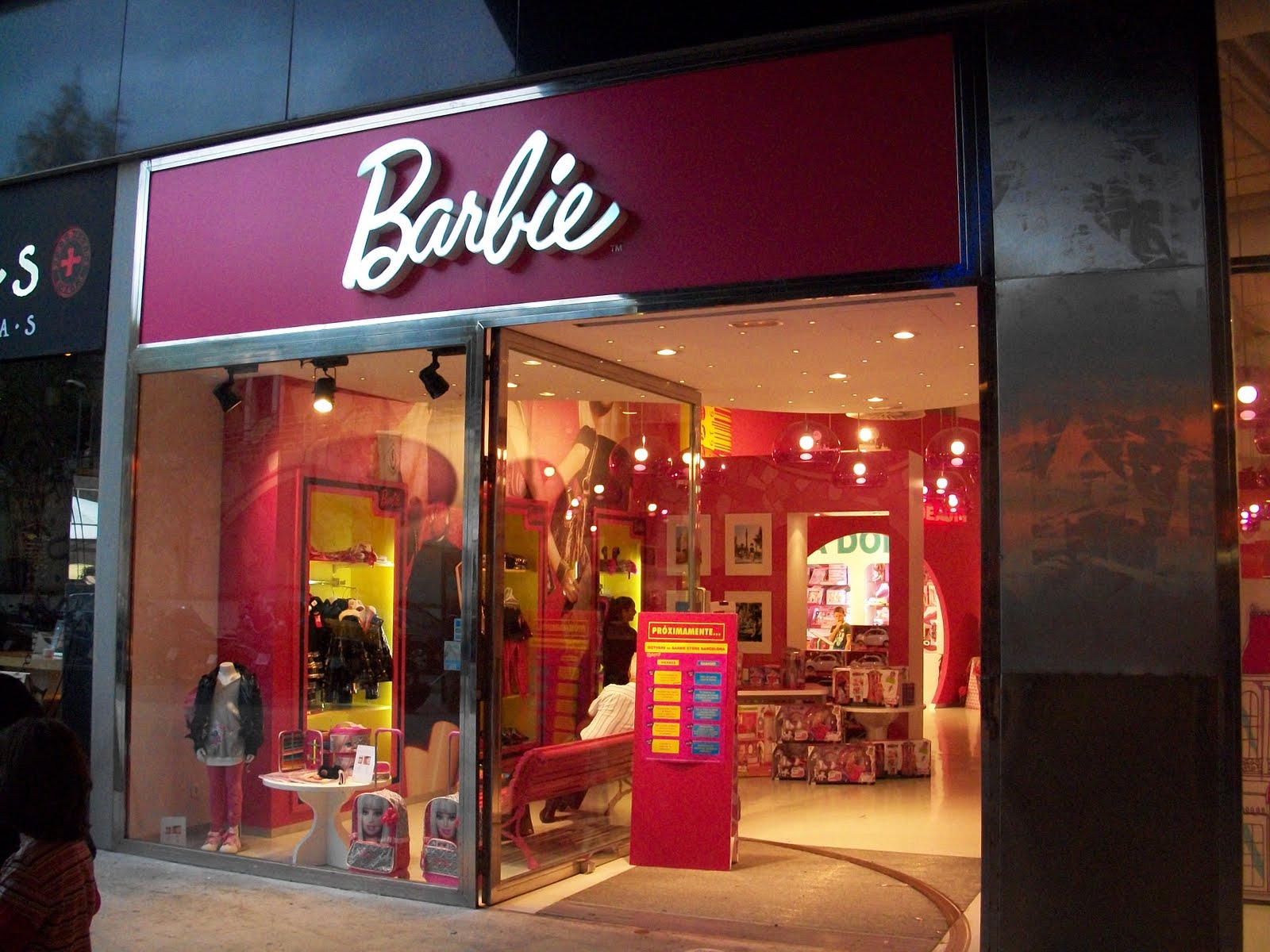 Enric Llorens Barbie Store a Barcelona, la botiga de les aprenentes de