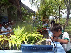 NIÑOS HACIENDO LAS MONOGRAFIAS DE LAS 'PLANTAS