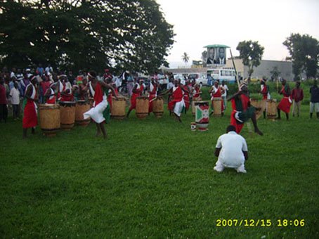 UN GROUPE DE TAMBOURINAIRES A BUJUMBURA