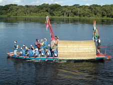 Canoas Transportam o Divino