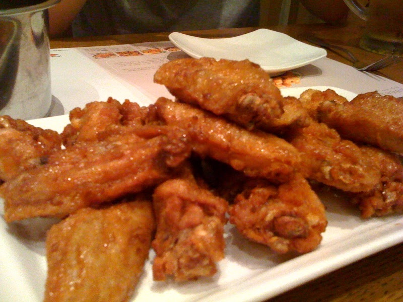What's That? I Want To Eat It! Eating wings with Korean teenagers