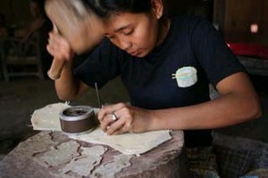[mini-creating-wayang.jpg]