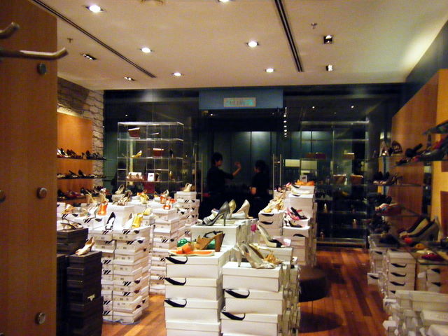 [Inside+Nine+West+Bazaar+Sales+2.JPG]