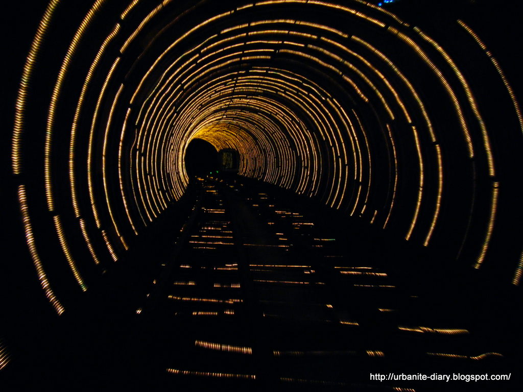 [Bund+Sightseeing+Tunnel+4.JPG]