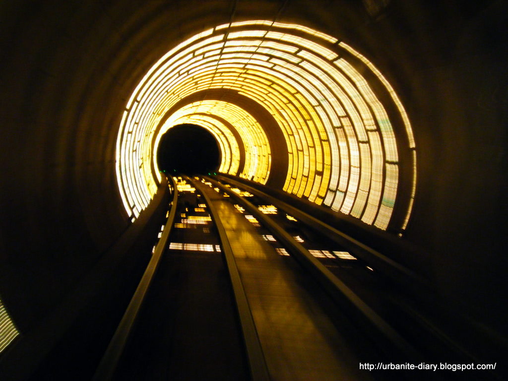 [Bund+Sightseeing+Tunnel+3.JPG]