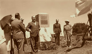 Otra foto en la inauguración al monolito a Hudson