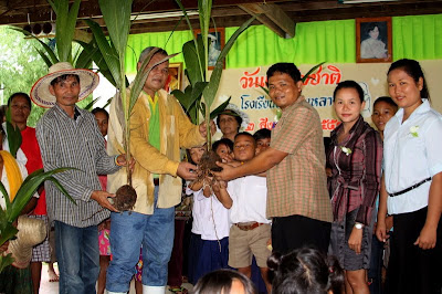 คุณสมาน ชื่นนอก ศิษย์เก่า มอบมะพร้าวน้ำหอม 200 ต้น แก่ทางโรงเรียน