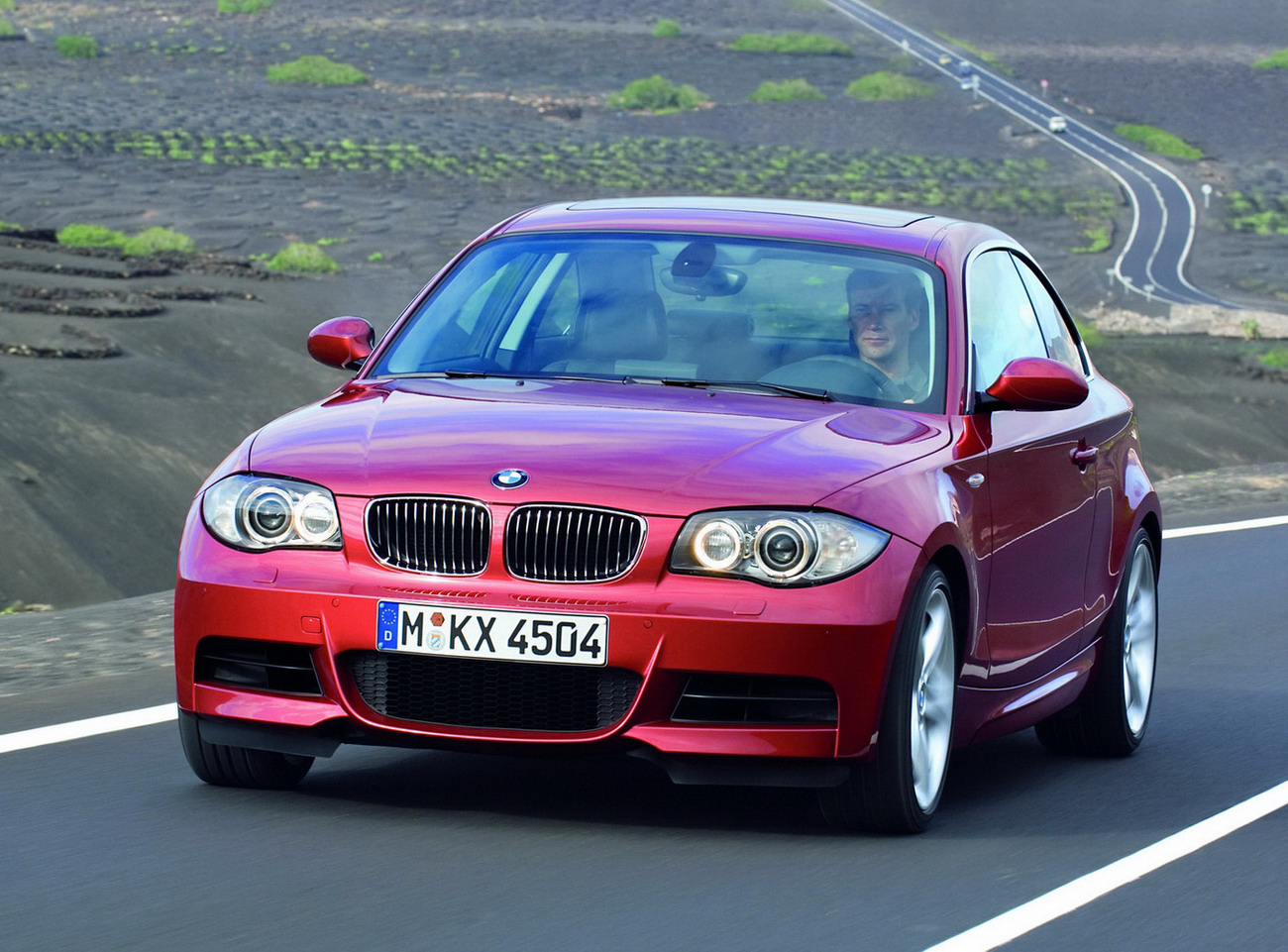 [Carscoop_BMW_1Coupe_28.JPG]
