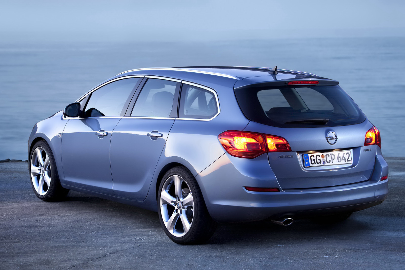 Opel Releases Astra Sport Tourer!!