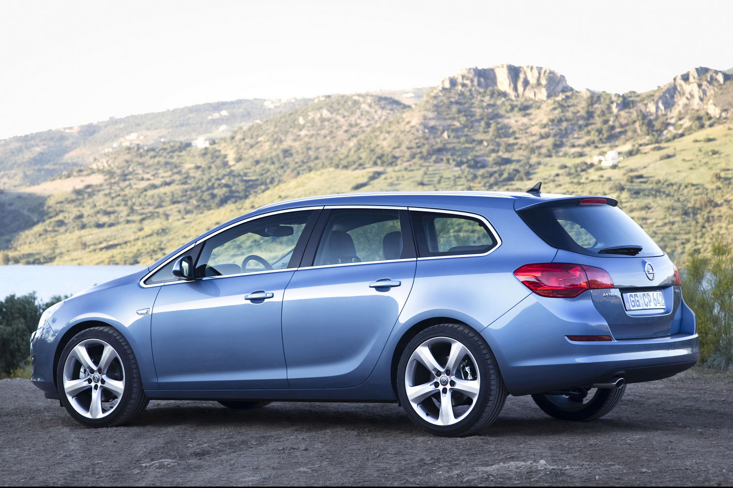 Opel Astra Sports Tourer auto cars 2011 2012 new opel astra sports tourer unveiled Opel Astra Sports Tourer auto cars 2011 2012 new opel astra sports tourer unveiled