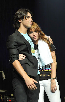 Joe Jonas y Miley Cyrus Abrazados