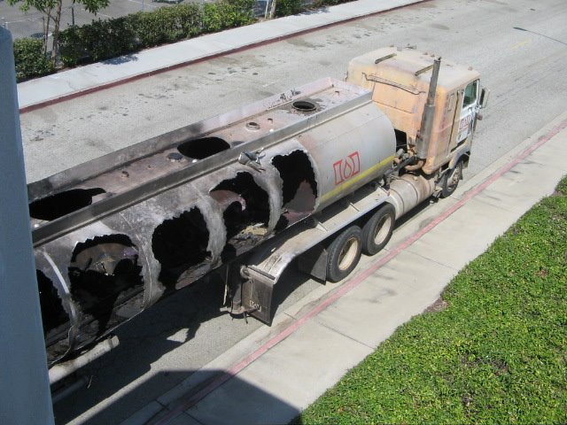 [QueenswayExplodingTanker1.JPG]