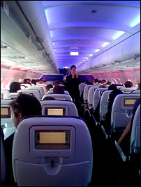 Connexion à Internet, Wi-Fi, jeux, films et chat sont dorénavant disponibles à bord des avions de Virgin America, notamment sur la ligne assurant la liaison NY ou LA vers Frisco. Photographie prise avec un iPhone par Xeni.
