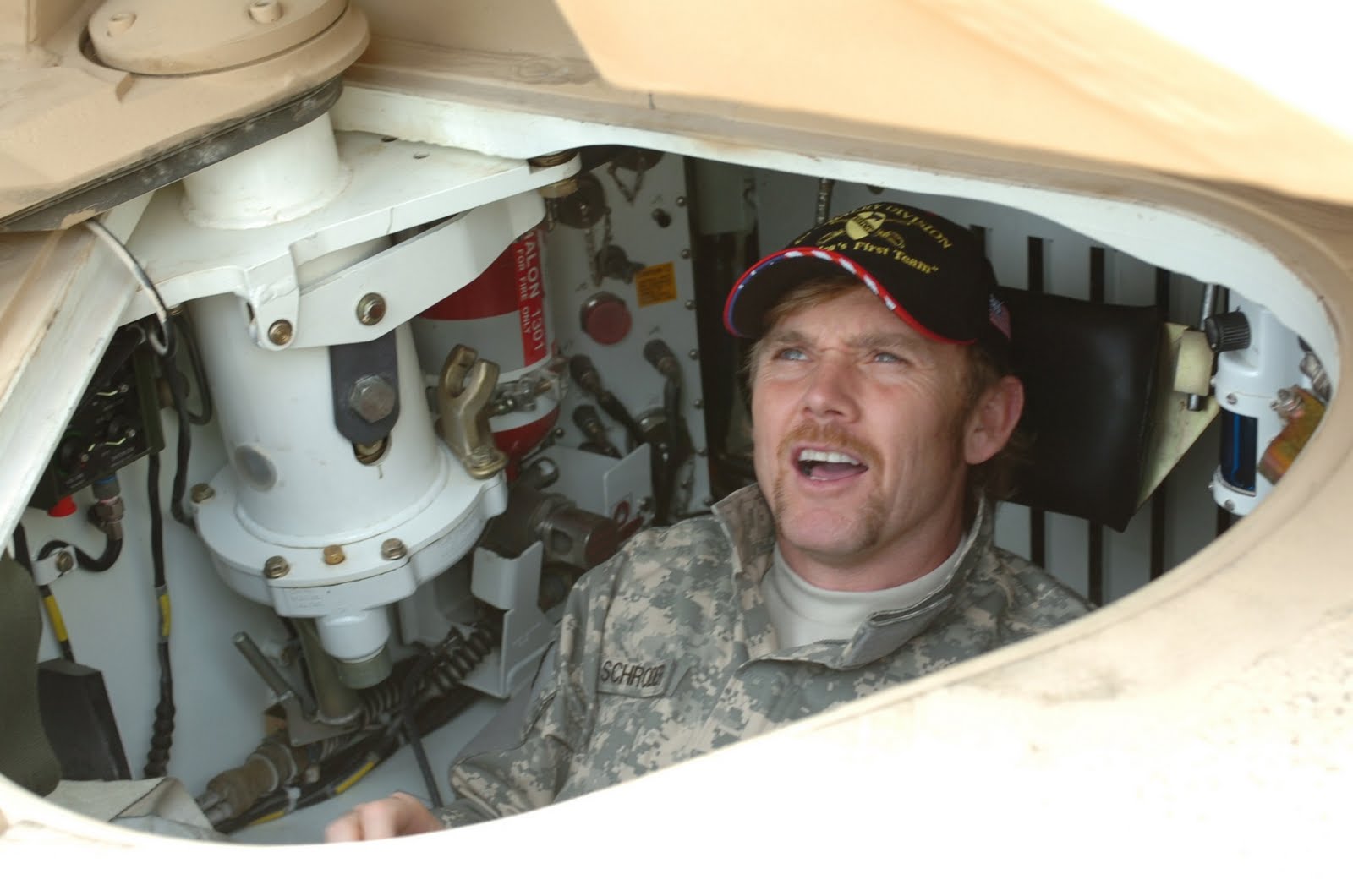 heyPôw! Imagens de tanques de guerra por dentro deles!