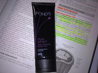 Pond's Pure White Deep Cleansing Facial Foam with Activated Carbon bottle