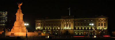 Buckingham Palace by robertbeardwell
