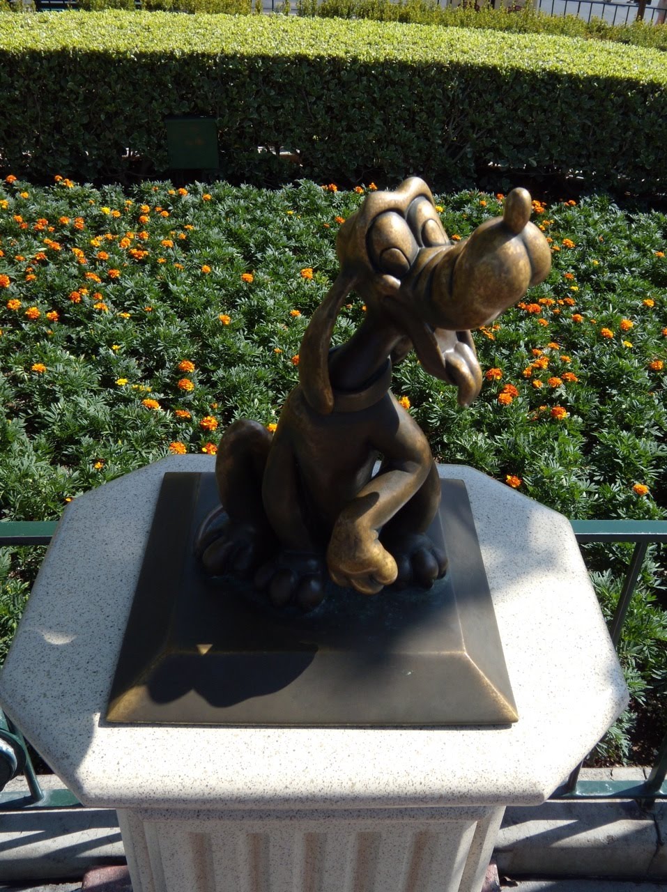 [Pluto+sculpture+Disneyland.jpg]