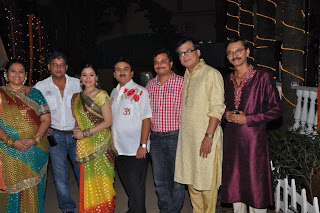 Supriya Pathak, Aatish Kapadia, Disha, Wakhani, Dilip Joshi, Asit Modi, Praful, Popat Lal on the sets of TMKOC Supriya Pathak, Aatish Kapadia, Disha, Wakhani, Dilip Joshi, Asit Modi, Praful, Popat Lal on the sets of TMKOC