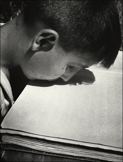 [blind_boy_reading_chim.jpg]