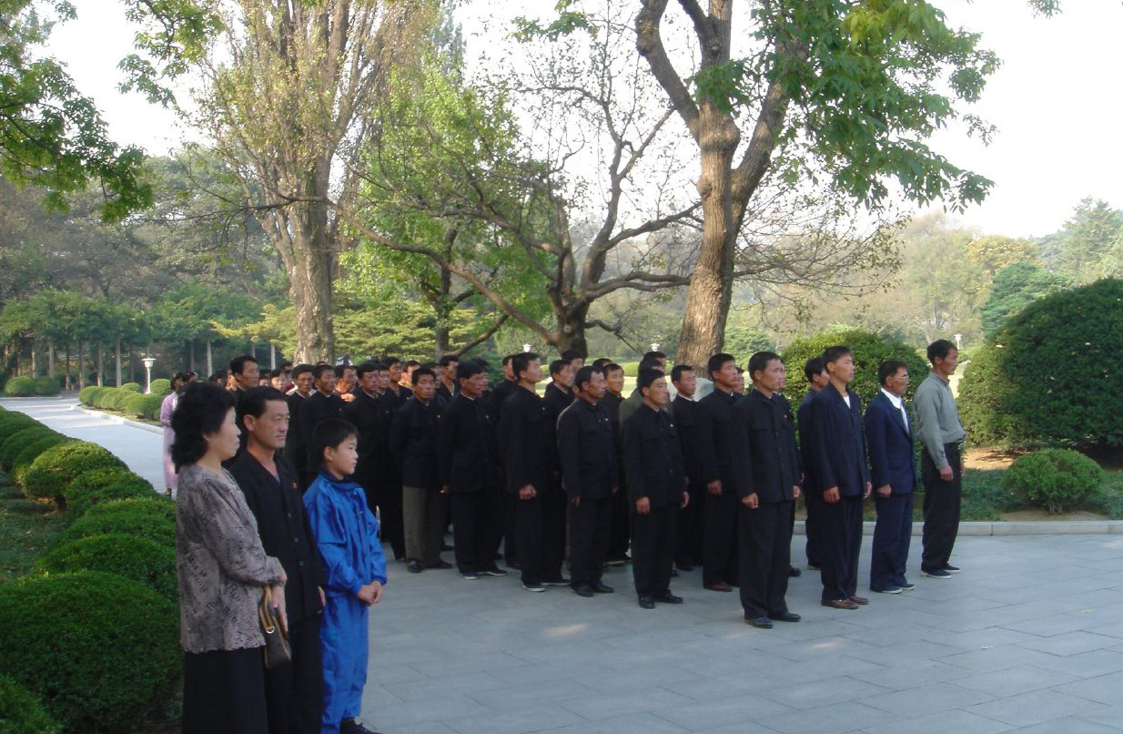 [071026-Flickr-Brienh-KimJongIl+ChildHouse-b.jpg]