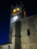 Vista nocturna de la torre de la iglesia parroquial de Robledo de Chavela desde la que se escuchaba el supuesto fantasma