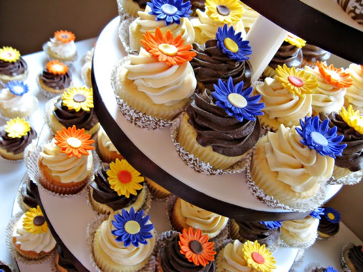 wedding cupcakes with gerberas