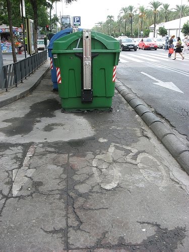 [contenedores-de-basura-que-interrumpen-el-carril-bici-del-paseo-de-la-victoria_cordoba.jpg]