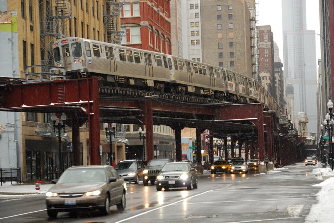 Díficil dormir con el metro descubierto por el medio de la ciudad
