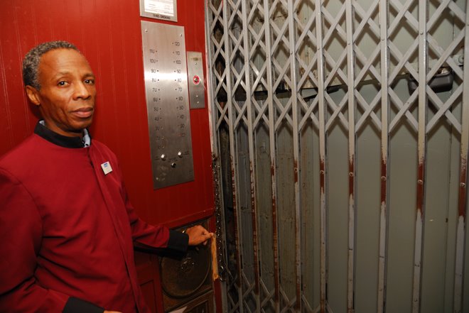 El botones ajusta la altura final de este viejo ascensor con la manivela con precisión milimétrica