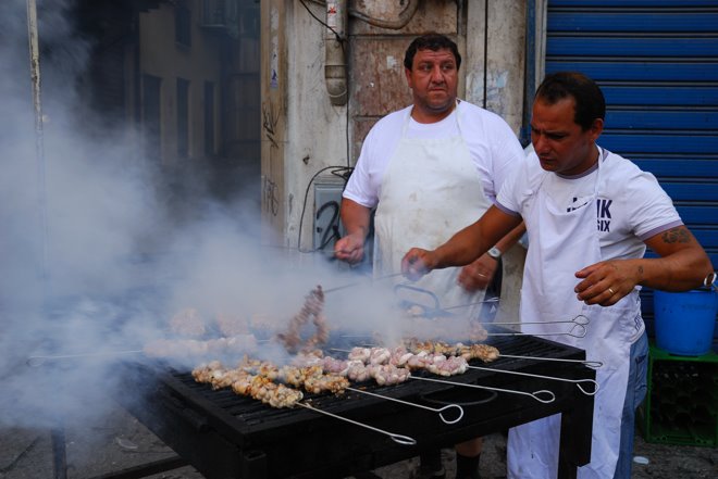 Cocinando en la calle... tripas de a saber qué!