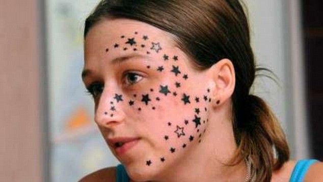  tatuaje de una estrella-cebra en la cintura, de color negro y blanca.