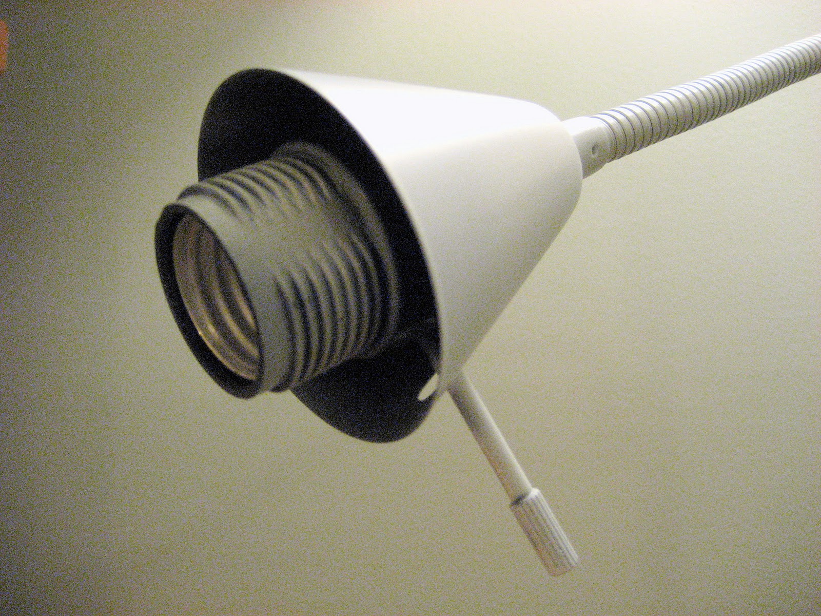 31 diy Tutorial How to transform a floor lamp with spray paint and a