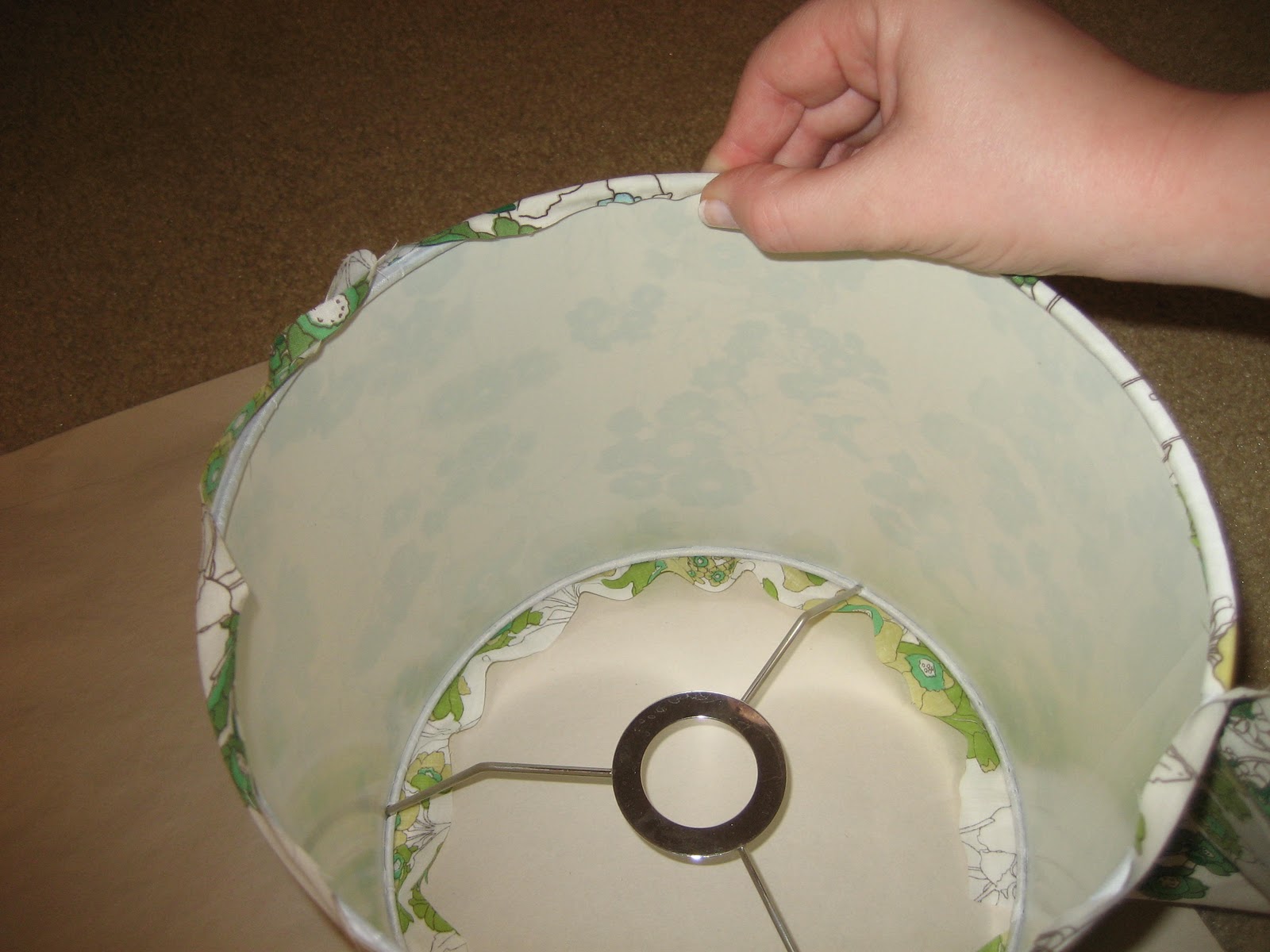 31 diy Tutorial How to recover a lampshade with fabric