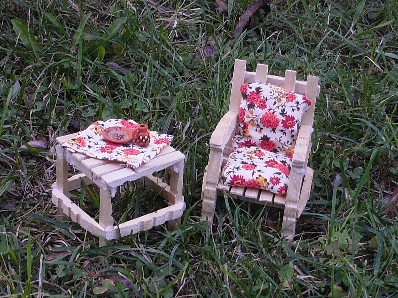 BANUCA BİRŞEYLER Bir koltuk, bir sehpa ve bir kek…. BANUCA BİRŞEYLER Bir koltuk, bir sehpa ve bir kek….