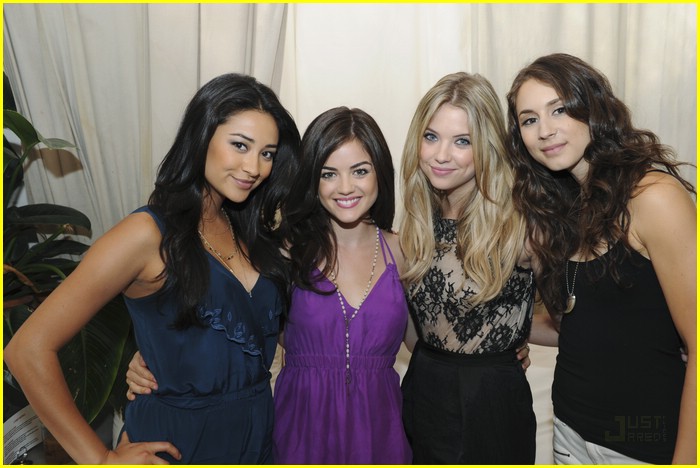 Shay Mitchell, Lucy Hale, Troia...