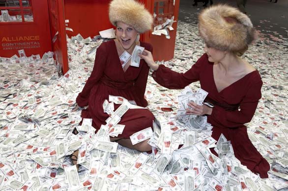 [Models+play+in+fake+Russian+rouble+notes.jpg]