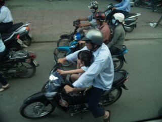 [hanoi-vietnam-3.JPG]